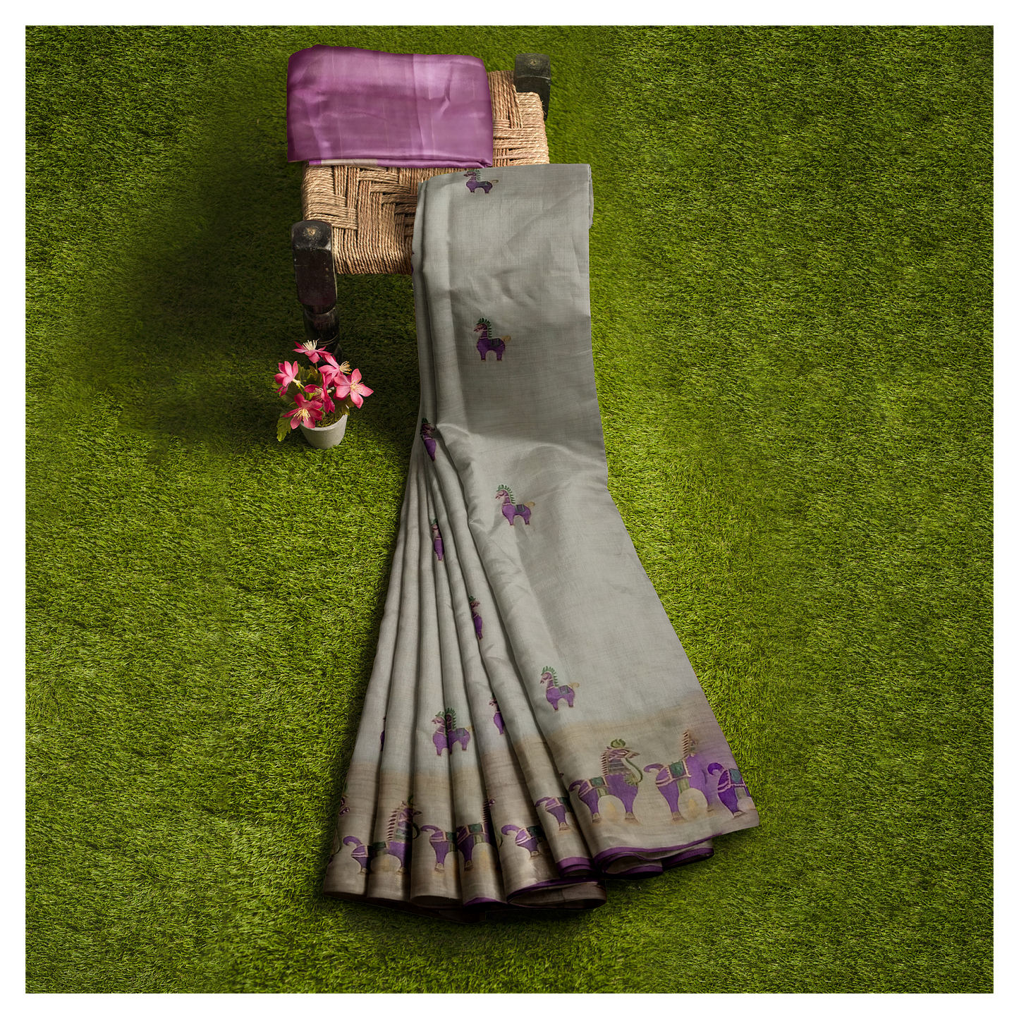 Crème and Pink Color Saree with Classy Horse Print