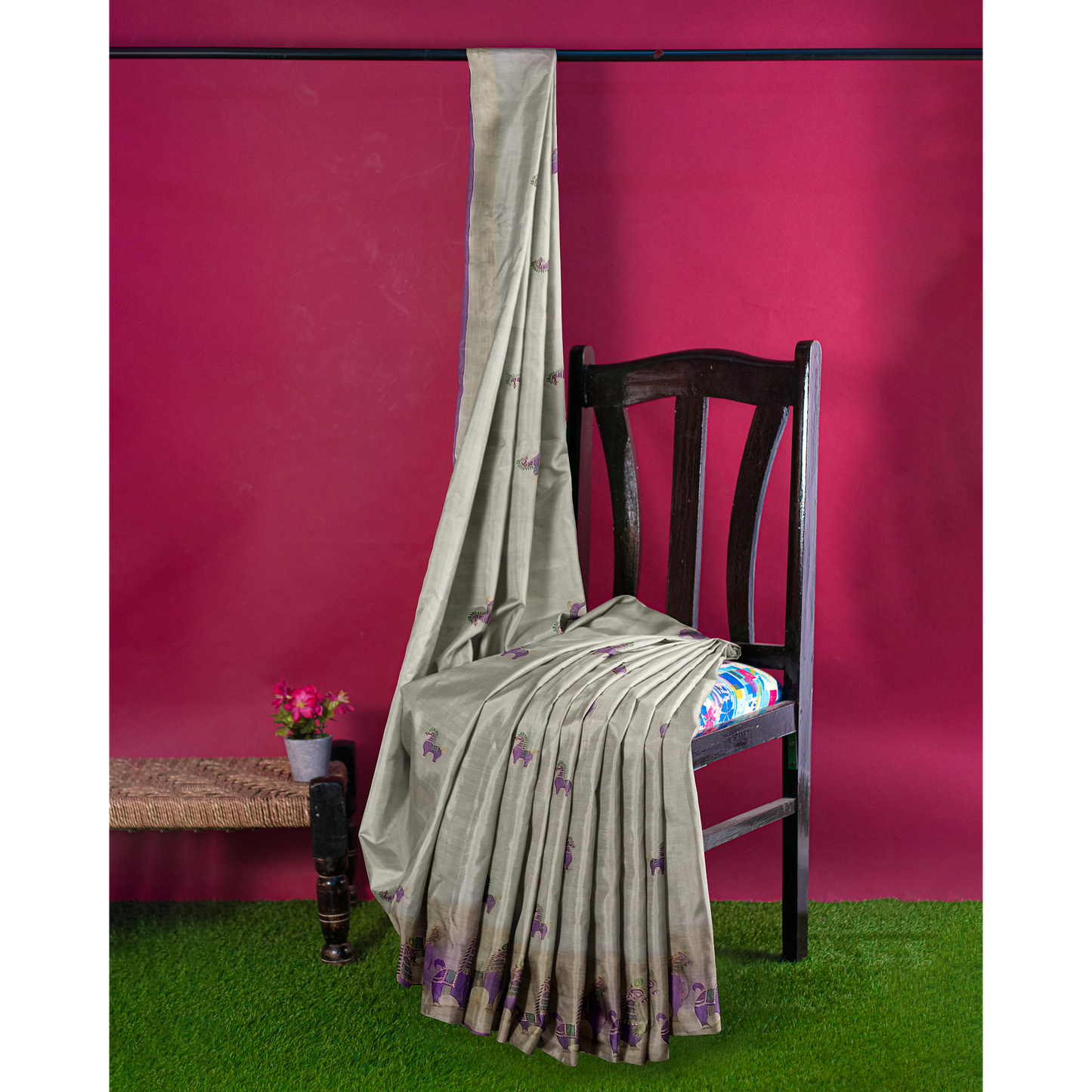 Crème and Pink Color Saree with Classy Horse Print