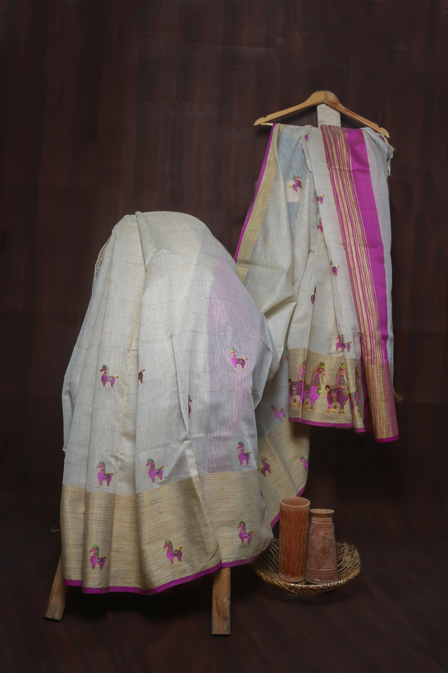 Crème and Pink Color Saree with Classy Horse Print